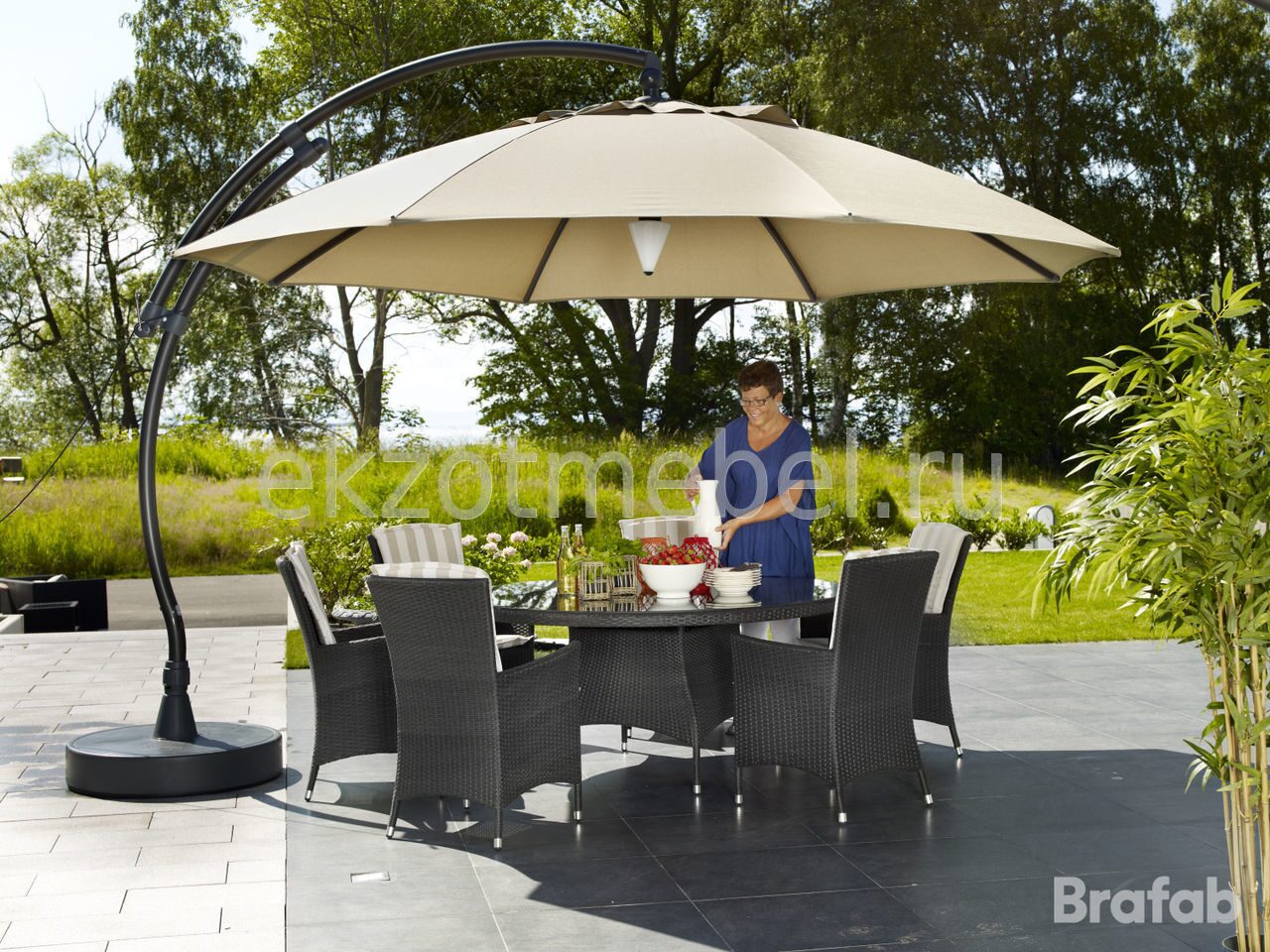 Уличные кафе купить. Уличный зонт Brafab easy Sun. Стол с зонтиком для дачи. Садовая мебель с зонтом. Стол садовый с зонтом.